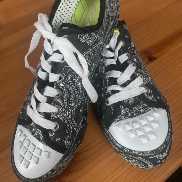 dkny black and white shoes